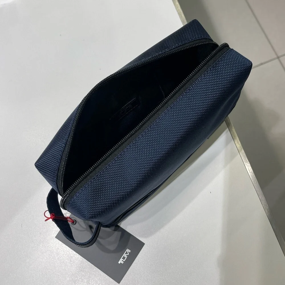 (new+tag) Tumi rare travel kit navy blue (unisex) large size 5”x8”x2.5”